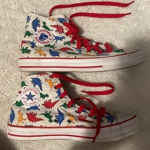 Size 6, Dinosaur converse l!!